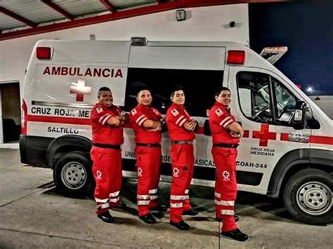 Técnicos en urgencias médicas en una reunión de equipo