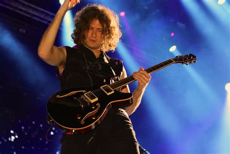 Dave Keuning performing live