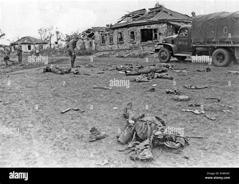 Soviet troops retreating during the Third Battle of Kharkov