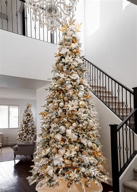 Timeless and Elegant Christmas Tree Styling