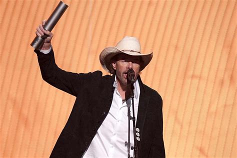 Toby Keith accepting an award