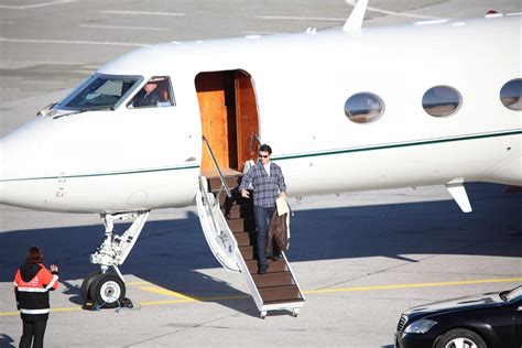 Tom Cruise flying a Gulfstream IV