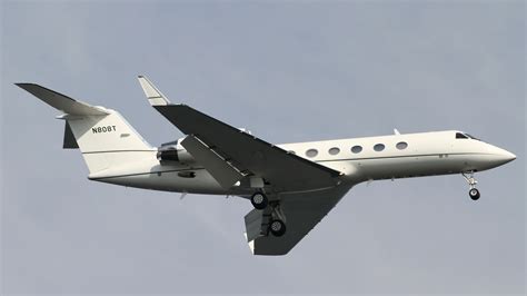 Tom Cruise flying a Gulfstream IV