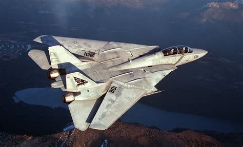 F-14 Tomcat maintenance in Top Gun film