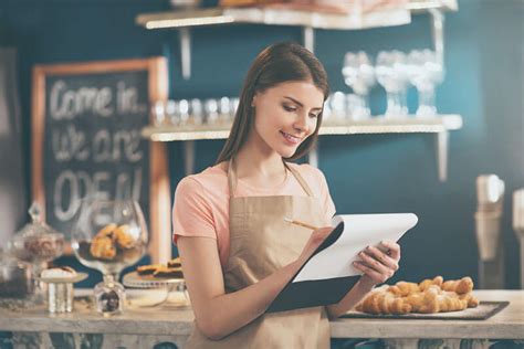 Una persona trabajando part-time en un restaurante