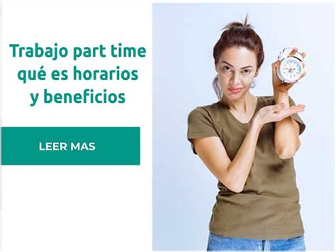 Un estudiante trabajando part-time en una biblioteca