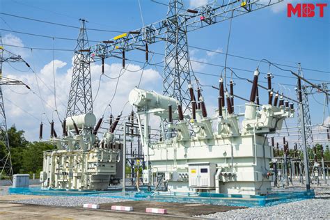 Transformer substation for voltage transformation