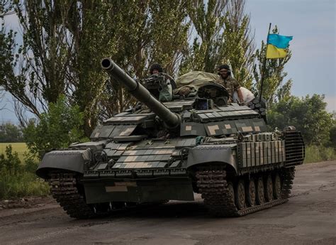 Ukrainian soldiers inspecting the newly arrived Challenger 2 tanks