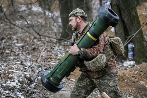 Ukrainian Military Uses Javelin Missile