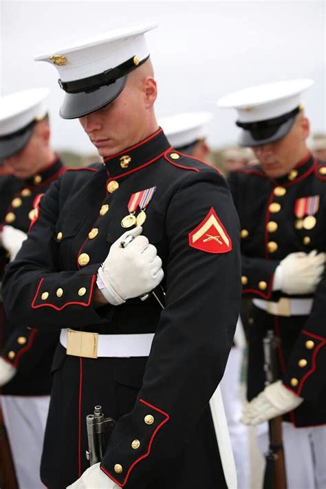 US Marines uniforms and insignia