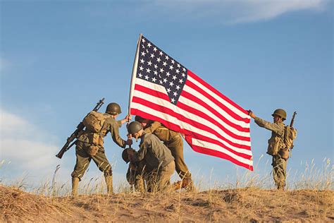 US soldiers holding the American flag