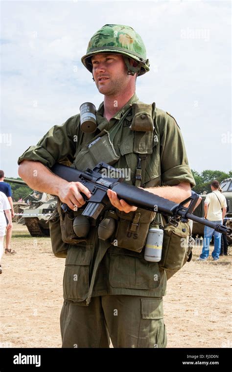 US Soldiers with M16 in Vietnam