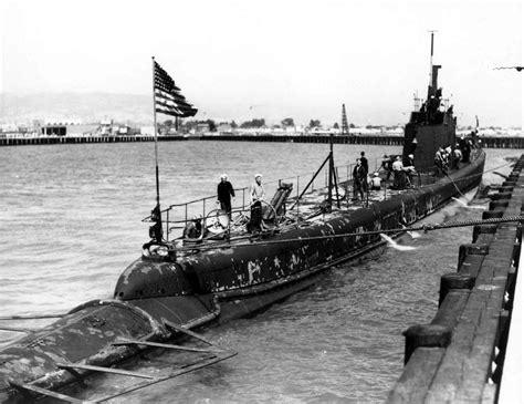 USS Wahoo (SS-238) in the Pacific Ocean, 1943