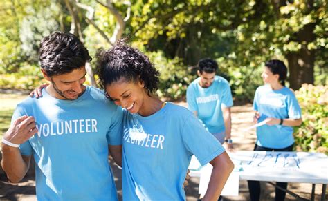 Friends and family volunteering together