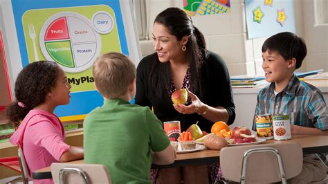 Image of a WIC nutrition educator teaching a class about healthy eating